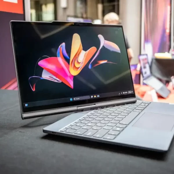 Lenovo trình diễn laptop tự mở và xoay theo người dùng